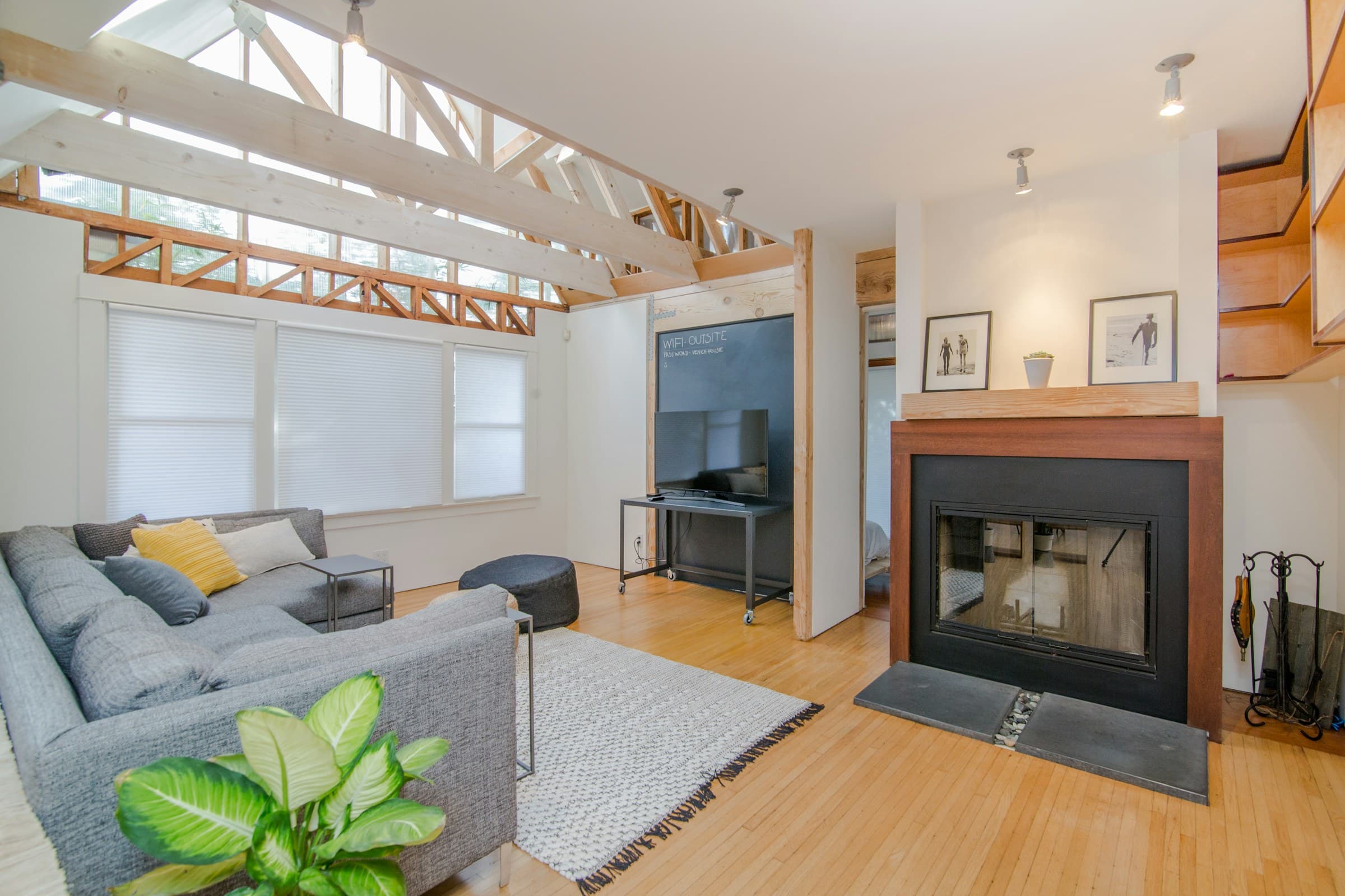 Loftsleilighet med peis og synlige takbjelker